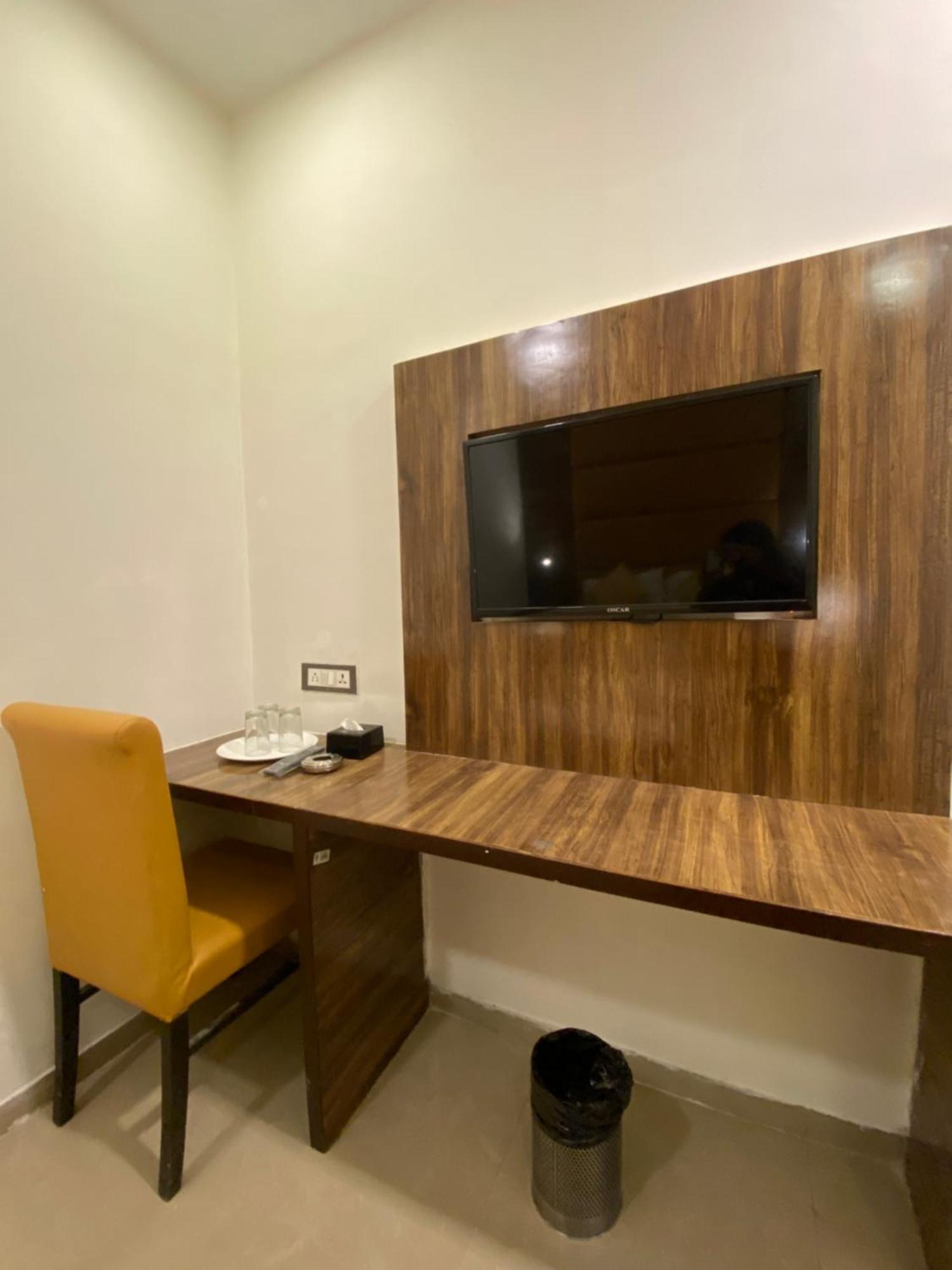 Hotel Blue Wellington - Near Mumbai Airport Εξωτερικό φωτογραφία